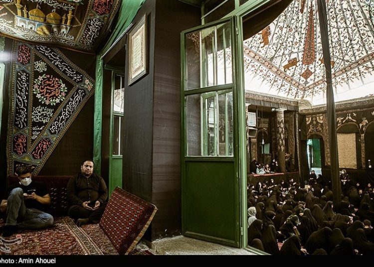 پای روضه قمربنی هاشم در حسینه سادات اخوی